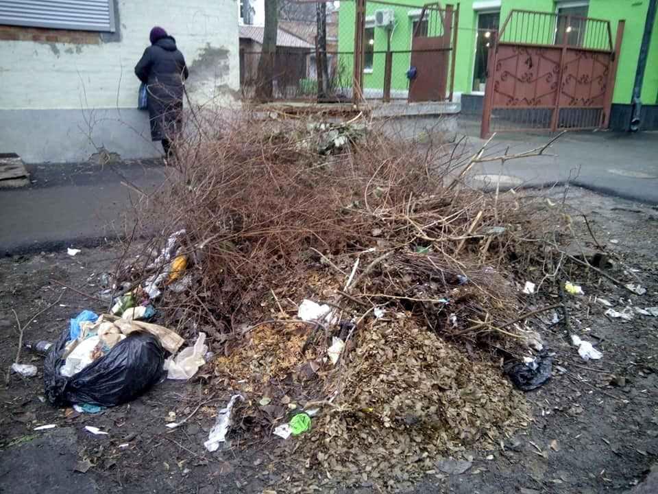 Три тижні поблизу УЖКГ Полтави лежить сміття – прибрати нікому. ФОТО, ВІДЕО