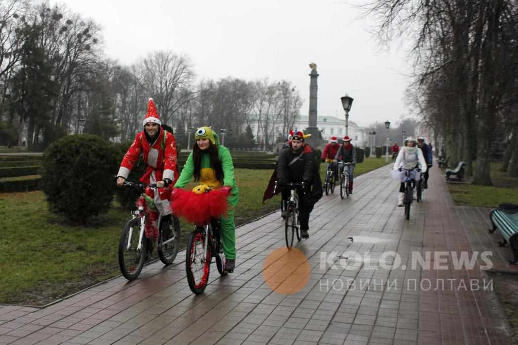 За день до Нового року полтавці влаштували велопарад. ФОТО