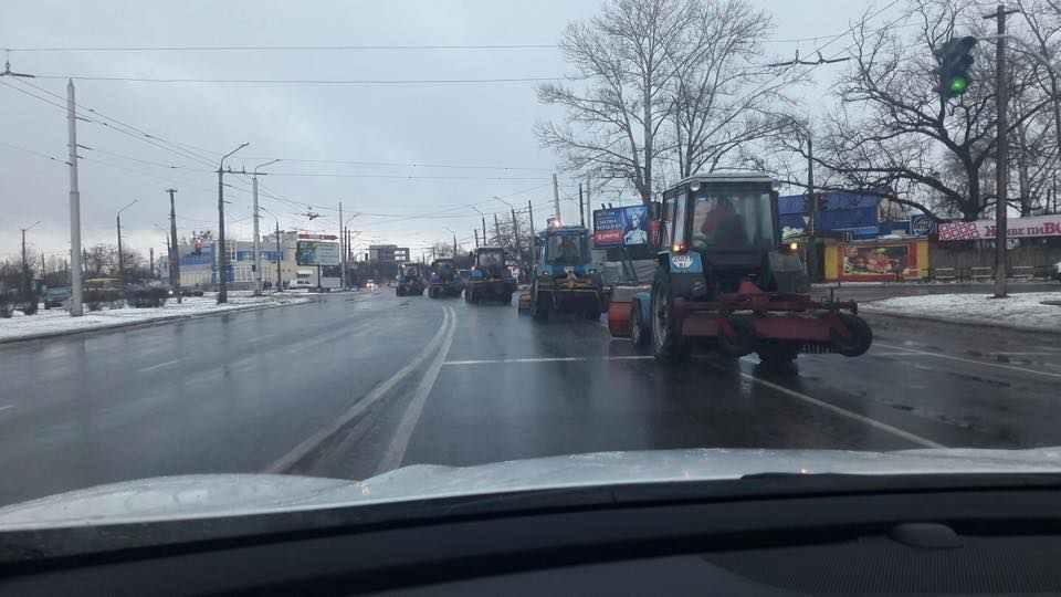 У Полтаві снігоприбиральна техніка вночі чистить безсніжний асфальт: активістка викликала поліцію