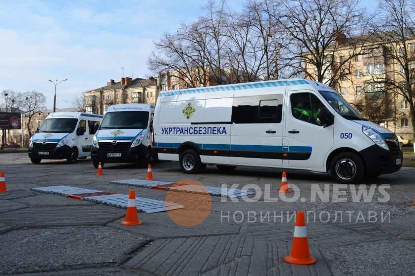 Полтавщина отримала мобільні лабораторії, які контролюватимуть вагу та габарити вантажівок. ФОТО