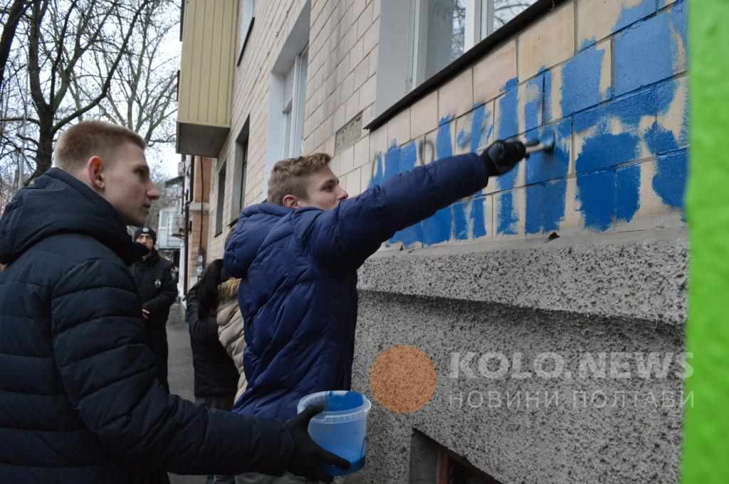 Полтавська поліція знову зафарбовує рекламу наркотиків на стінах