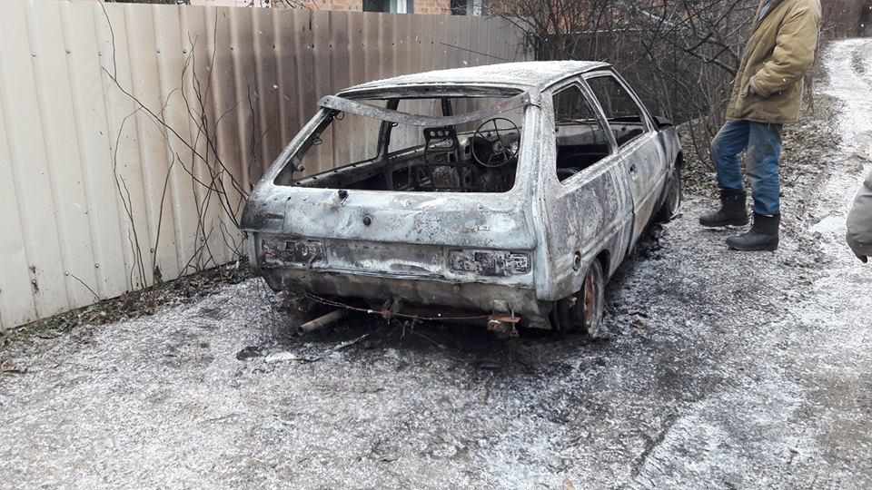 Цієї ночі в Полтаві спалили два авто, поліція має підозрюваного. Фото