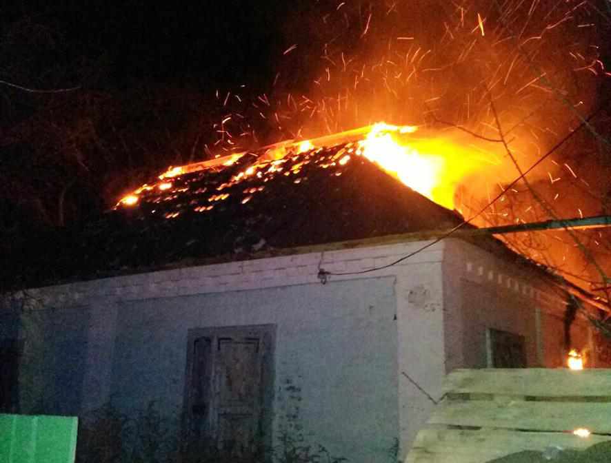 Понад дві години полтавські рятувальники боролися з пожежею в будівлі. ФОТО 