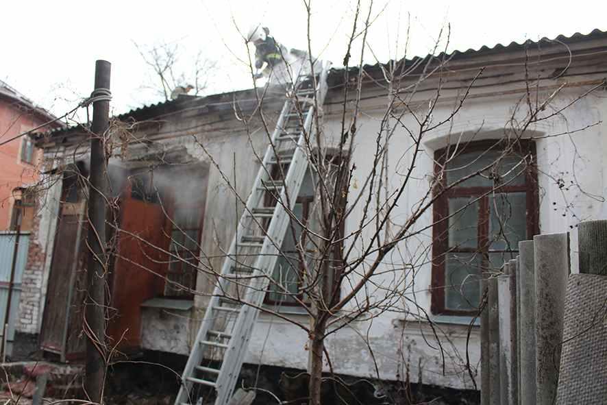 На вулиці Соборності в Полтаві горів приватний будинок неподалік новобудови. ФОТО, ВІДЕО