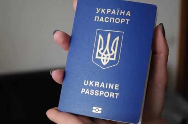 Українцям пообіцяли ліквідувати черги на біометричні паспорти за кілька місяців