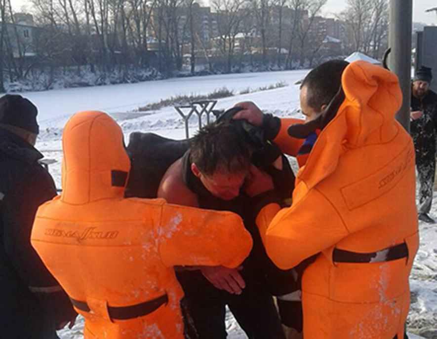 У Полтаві чоловік хотів скоротити шлях і провалився під кригу