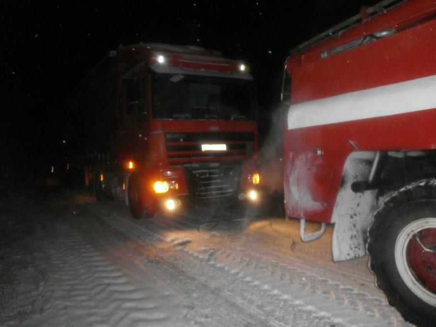 На Полтавщині рятувальники під час снігової негоди допомагали виїхати дев’ятьом автівкам