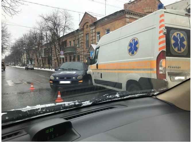 У Кременчуці легковик врізався в автомобіль «швидкої»: є потерпіла