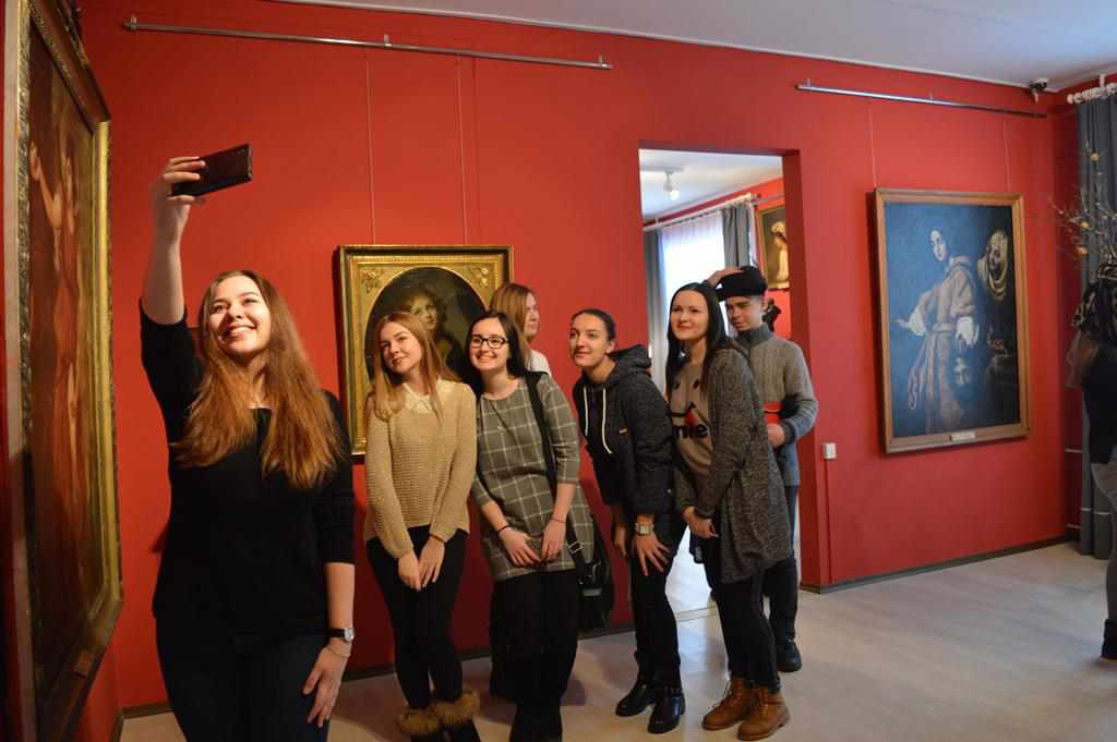 День селфі: Полтавський художній музей долучився до міжнародного флешмобу. ФОТО