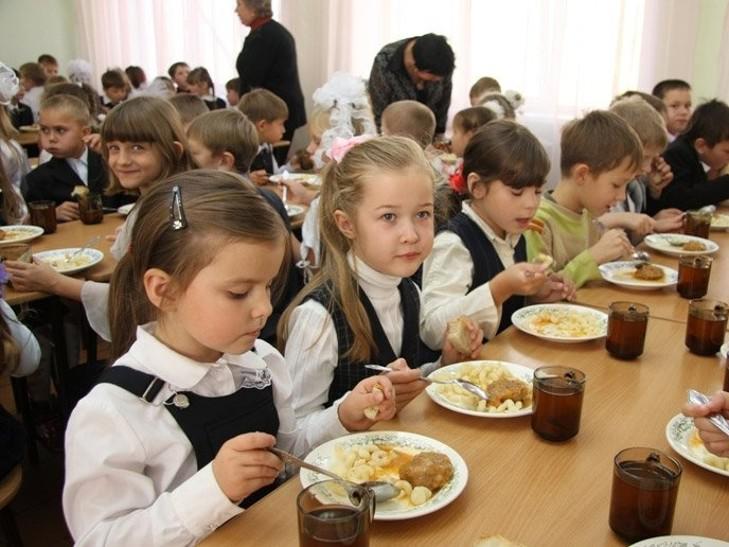 Поки тривають закупівлі на харчування у школах Полтави, лише учнів-пільговиків годуватимуть безкоштовними сніданками