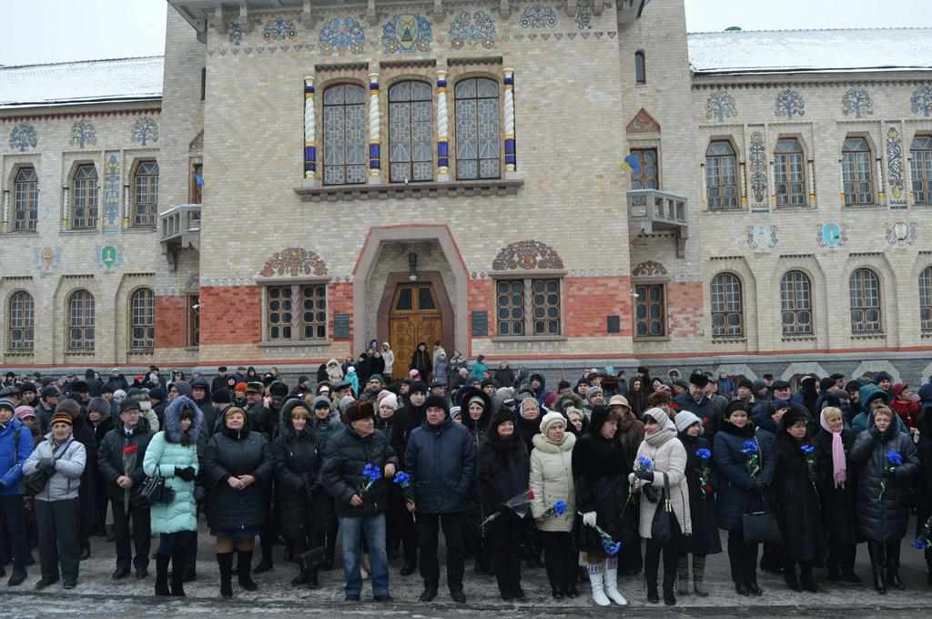 Сотні полтавців поклали квіти до пам'ятника Шевченку до Дня Соборності. ФОТО, ВІДЕО