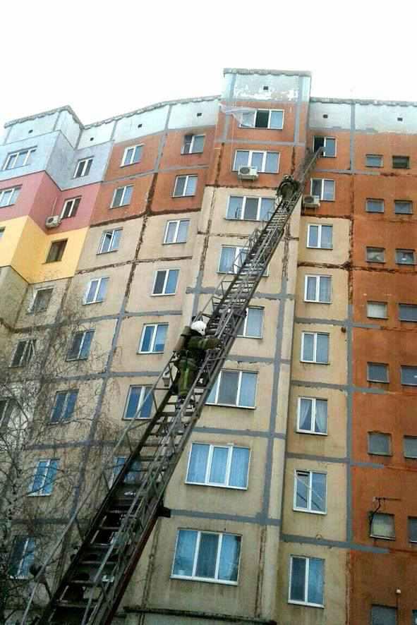 На «Леваді» горіла квартира в дев’ятиповерхівці. ФОТО