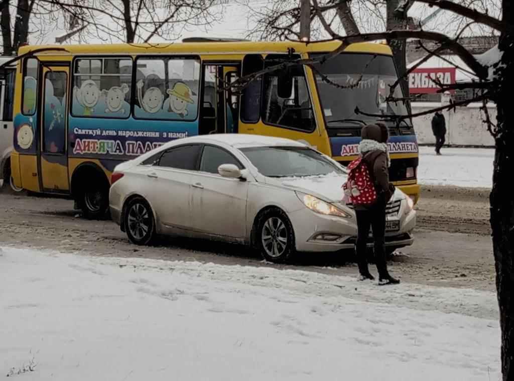 У Полтаві водії не поділили смугу – заблокований рух громадського транспорту