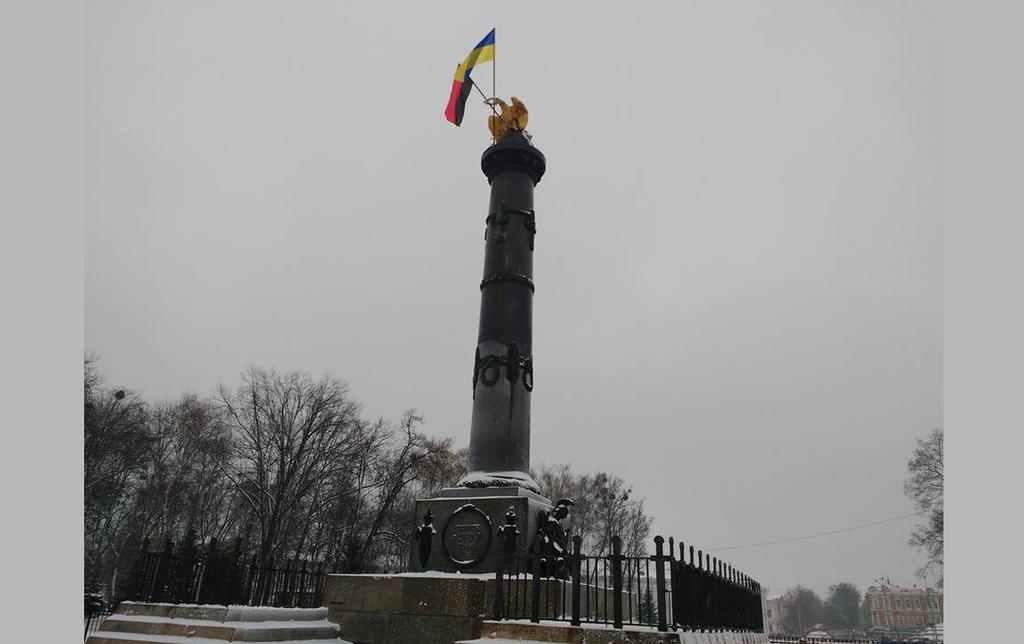 «Орел» у центрі Полтави знову з прапорами. ФОТОФАКТ