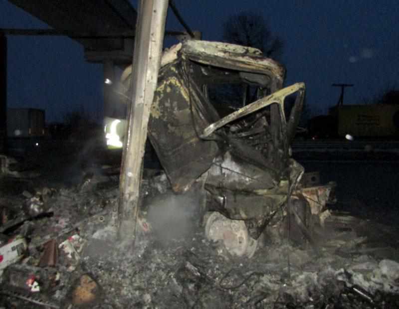 Потрійна ДТП на Полтавщині: водій згорів в кабіні вантажівки. ФОТО 