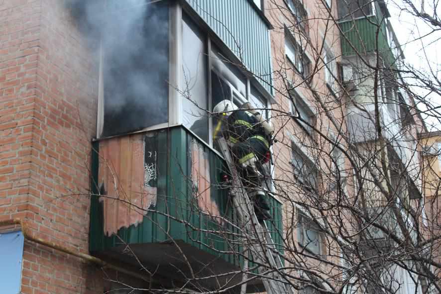 У Полтаві рятувальники гасили пожежу в багатоповерхівці. ФОТО 