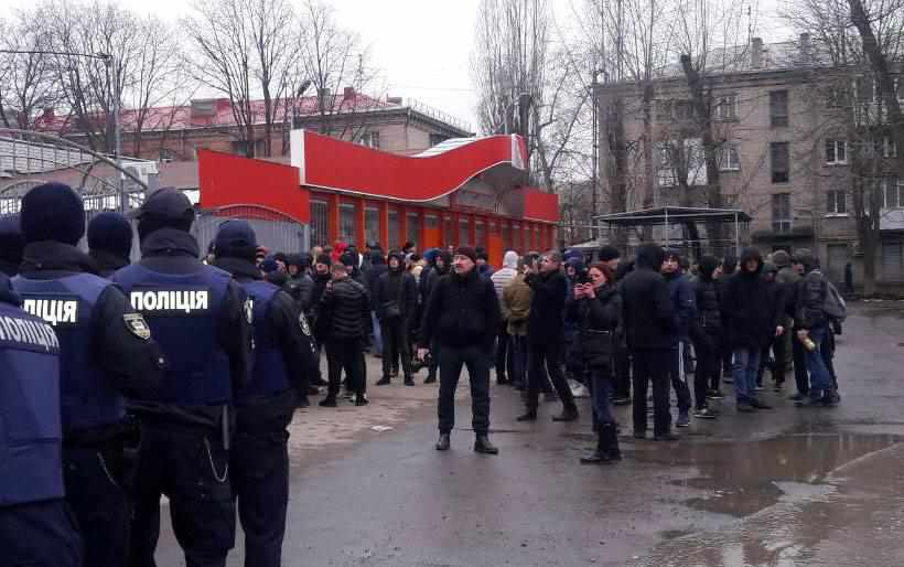 У Кременчуці півсотні чоловіків прийшли до магазину, щоб вирішити спір між власниками. ФОТО
