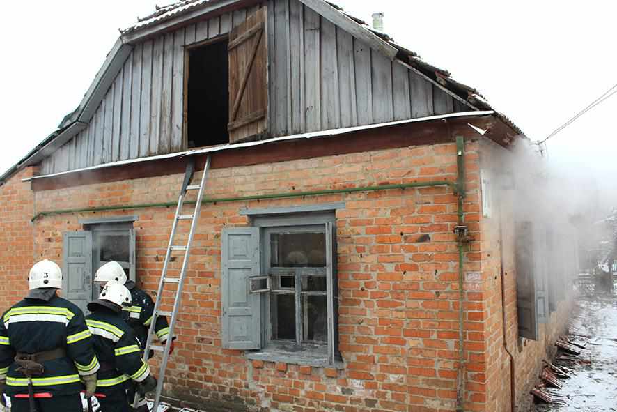 Патрульні в Полтаві кинулися в будинок, що палав, переконатися, чи немає там людей. ФОТО, ВІДЕО