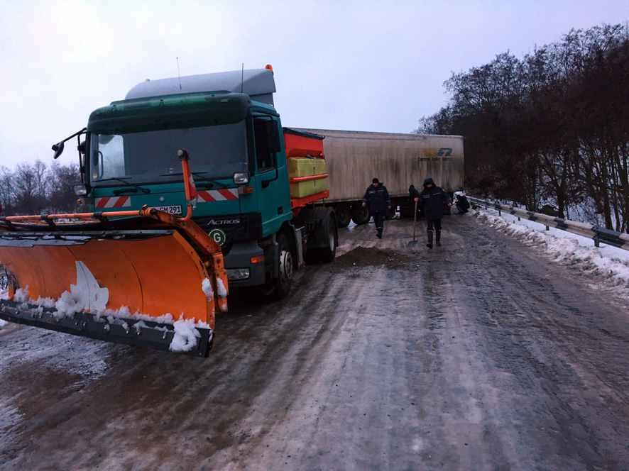 Наслідки снігопаду на Полтавщині: рятувальники витягували автівки із заметів