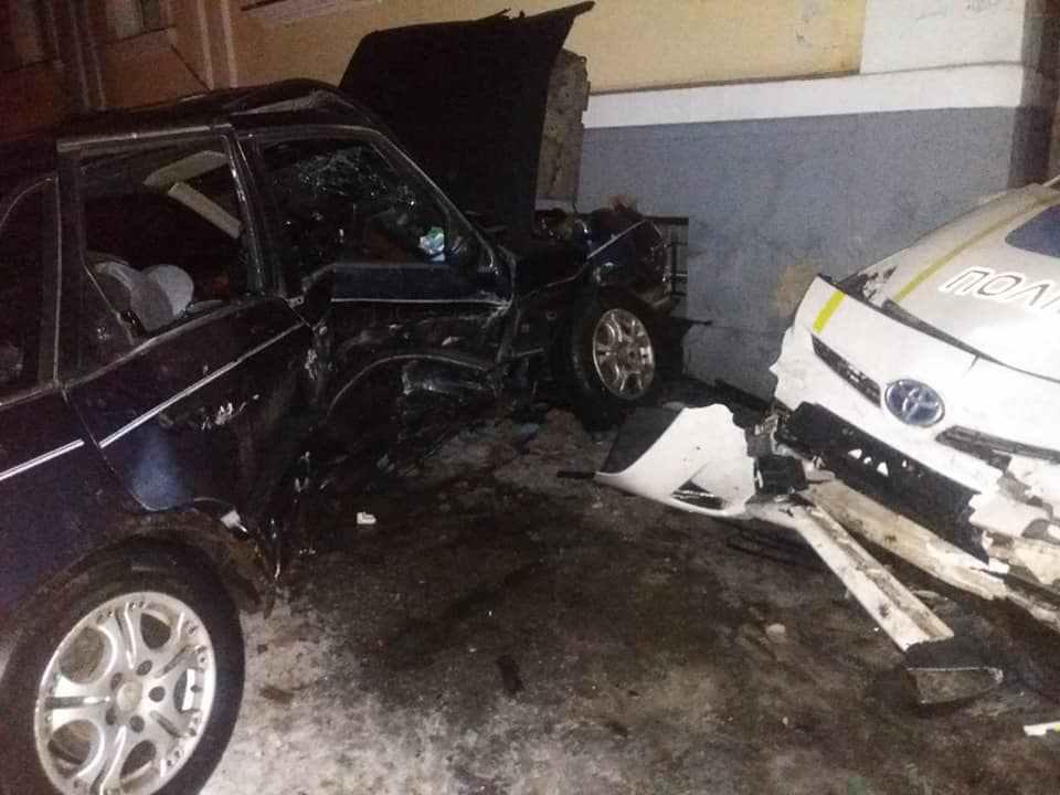 У центрі Полтави патрульна автівка під час погоні протаранила легковик. ФОТО