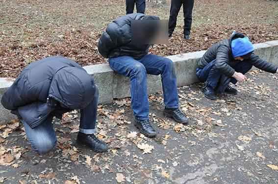 Справу трьох полтавців, які вимагали гроші у студента, передали до суду