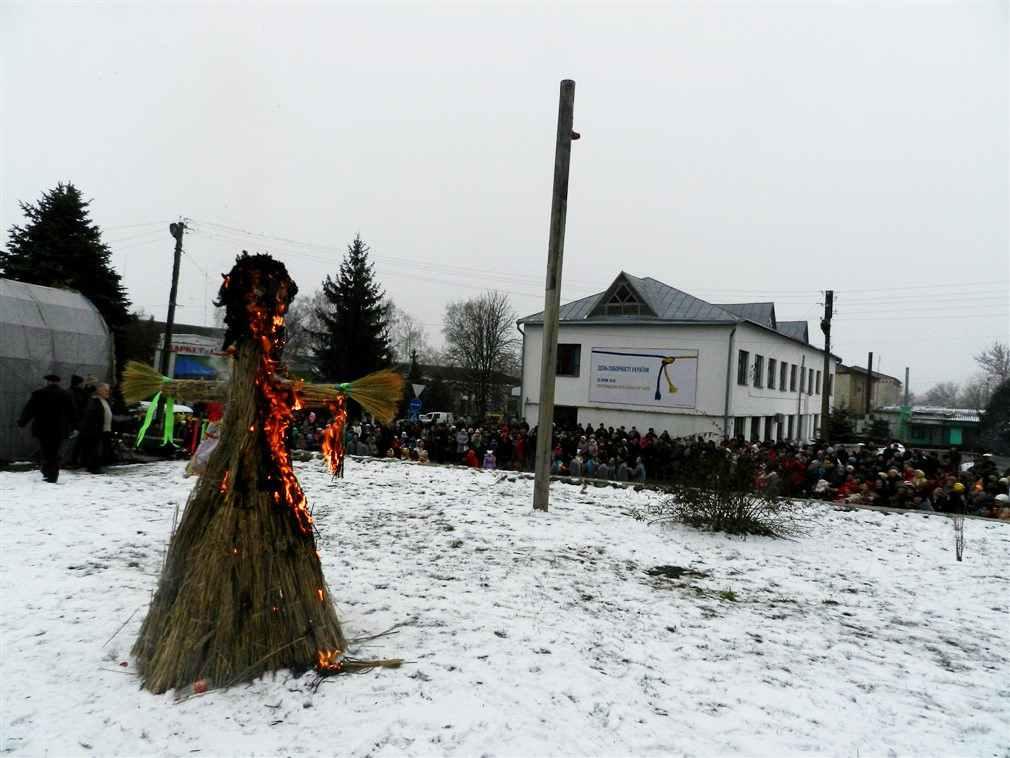 Сто сімдесят кілограмів вареників і млинців роздали на Масляну в Нових Санжарах. ФОТО