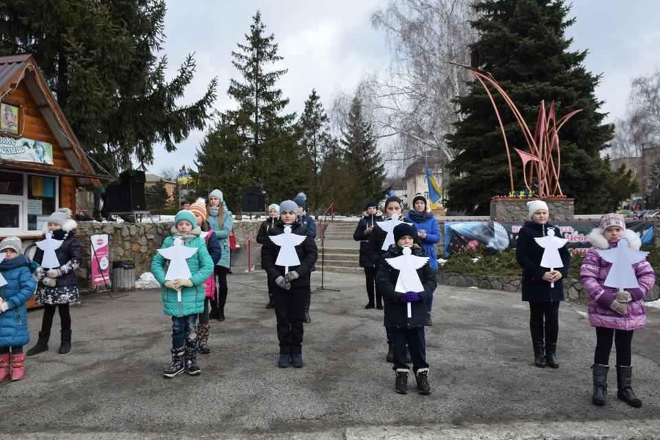 У Нових Санжарах діти вшанували Героїв Небесної cотні паперовими янголами. ФОТО