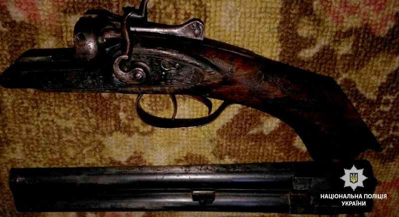 На Полтавщині чоловік напідпитку зчинив стрілянину в себе вдома