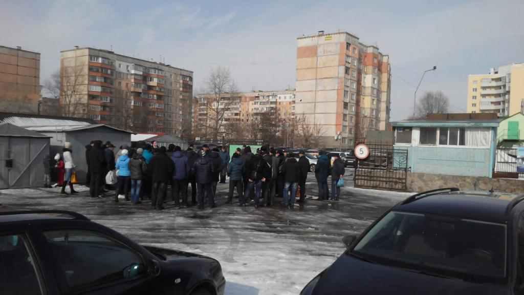 У Полтаві, в одному з мікрорайонів, закривають автостоянку: власники машин проти