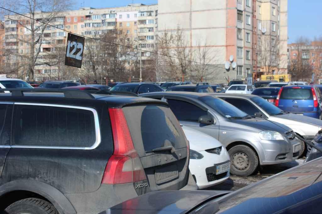 У Полтаві забудовник проігнорував зустріч із громадою, в якої забирає автостоянку. ФОТО