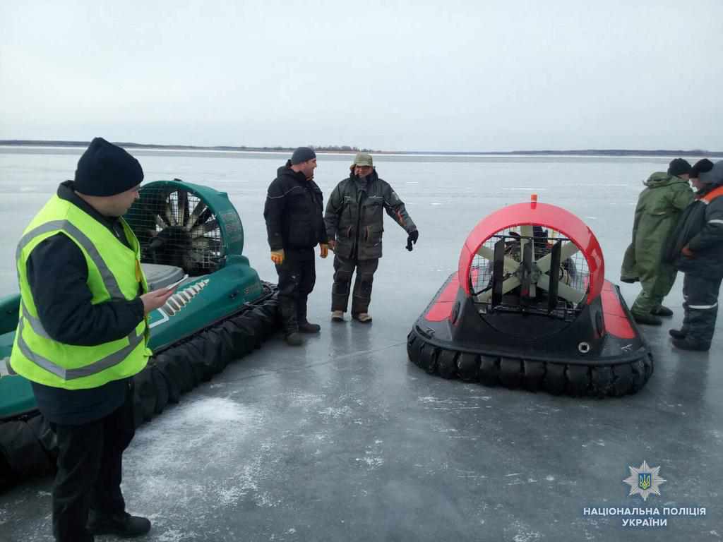 Рибалки далекого плавання: на Полтавщині врятували півсотні людей, які дрейфували по Дніпру на крижині