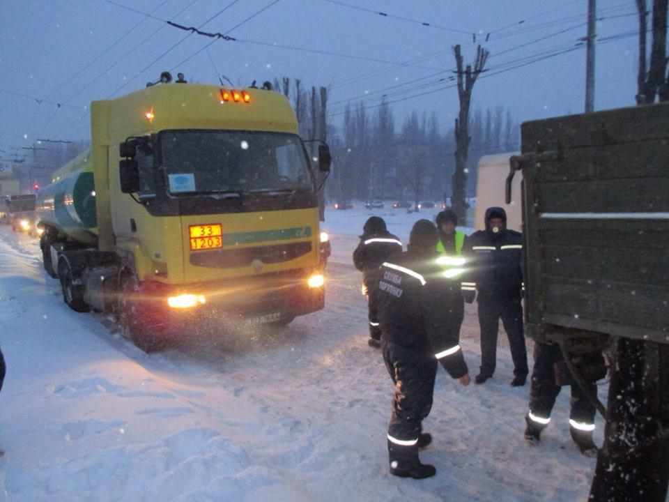 На Полтавщині одразу в трьох районах визволяли автомобілі зі снігових заметів