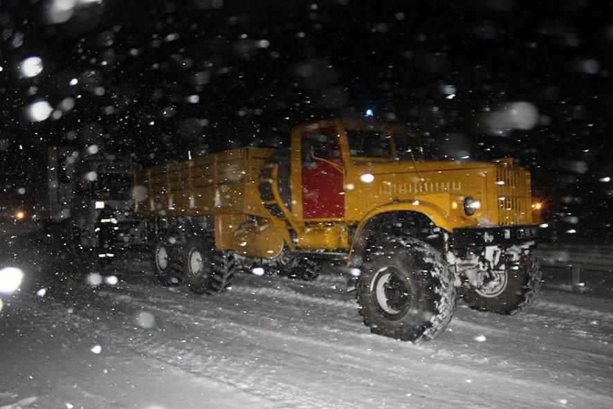 У Полтавській області понад 160 автомобілів застрягли у снігу: визволяли рятувальники. ВІДЕО