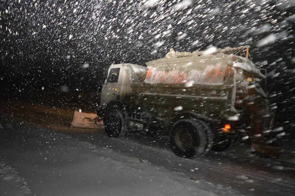 Сніжна ніч на Полтавщині: дороги розчищали всю ніч. ФОТО