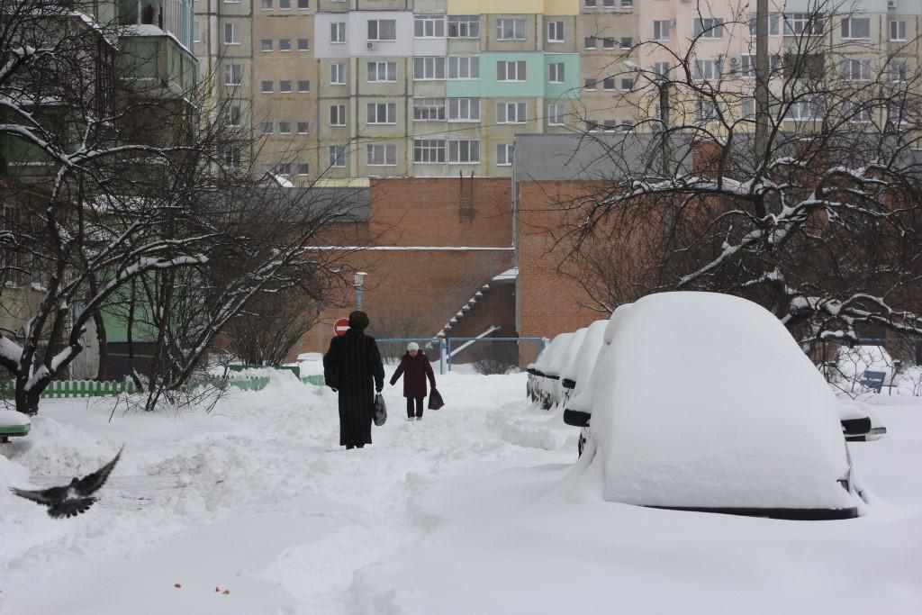 У Полтаві добре прибирають сніг біля адмінбудівель, а от зі спальних районів вибратися важко. ФОТО