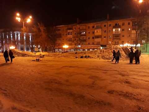 У центрі Полтави збудували гірки зі снігу. ФОТО, ВІДЕО