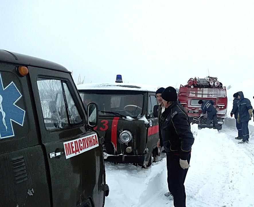 Наслідки снігопаду на Полтавщині: рятувальники визволяли «швидкі» та автобуси з туристами. ФОТО