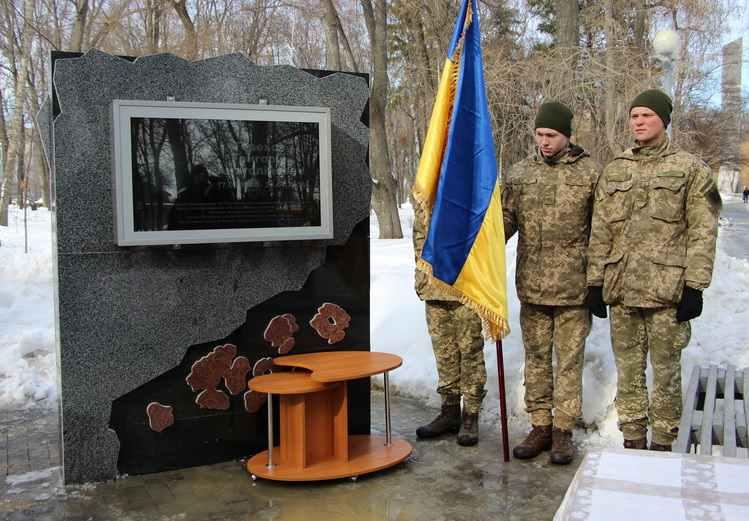 На пам'ять про полеглих: у Полтаві відкрили Алею на честь захисників України. ФОТО
