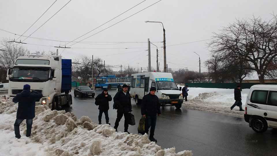 Транспортний колапс у Полтаві в ожеледицю: люди лають владу і не можуть дістатись на роботу. ФОТО. ОНОВЛЕНО