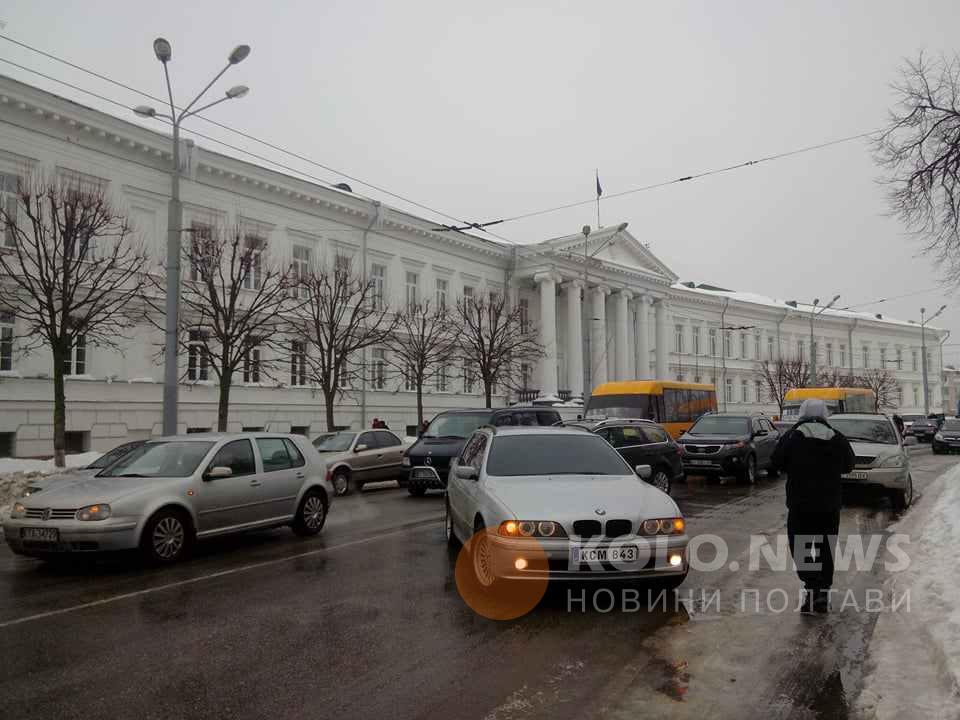 Автомобілісти у Полтаві перекрили дорогу біля міської ради. ФОТО, ВІДЕО