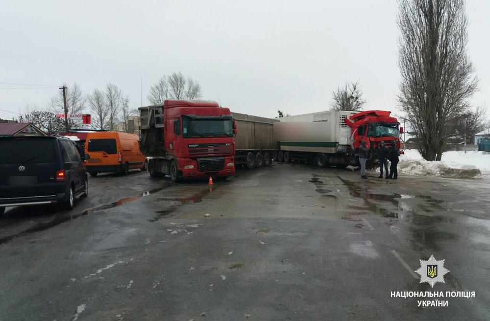 Чотири вантажівки зіткнулись на Полтавщині, рух по Київ-Харків ускладнений. ФОТО