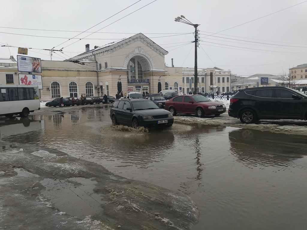 Замість дороги на Південному вокзалі в Полтаві річка. ФОТОФАКТ