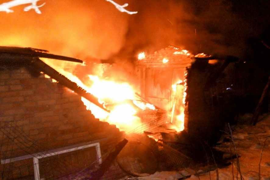 У Полтаві згоріли автівка й гараж