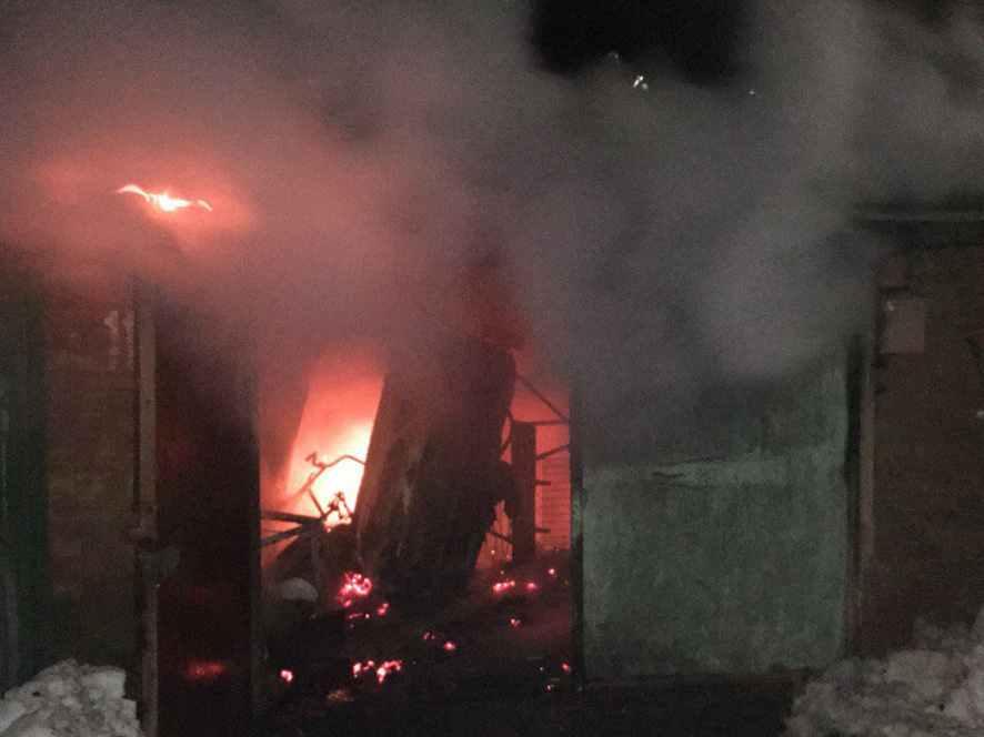 У Миргороді згорів гараж з автівкою