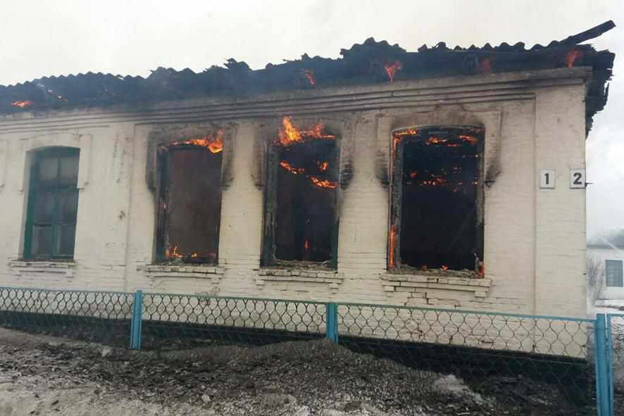 На Полтавщині горить школа. ФОТО