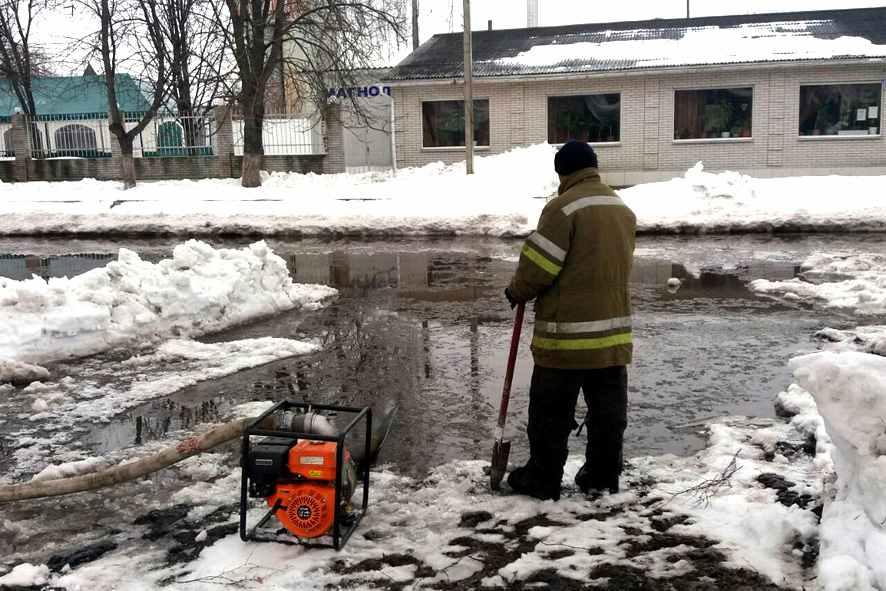 Полтавщина потерпає від талого снігу: за день відкачали понад 8 тисяч тонн води. ФОТО