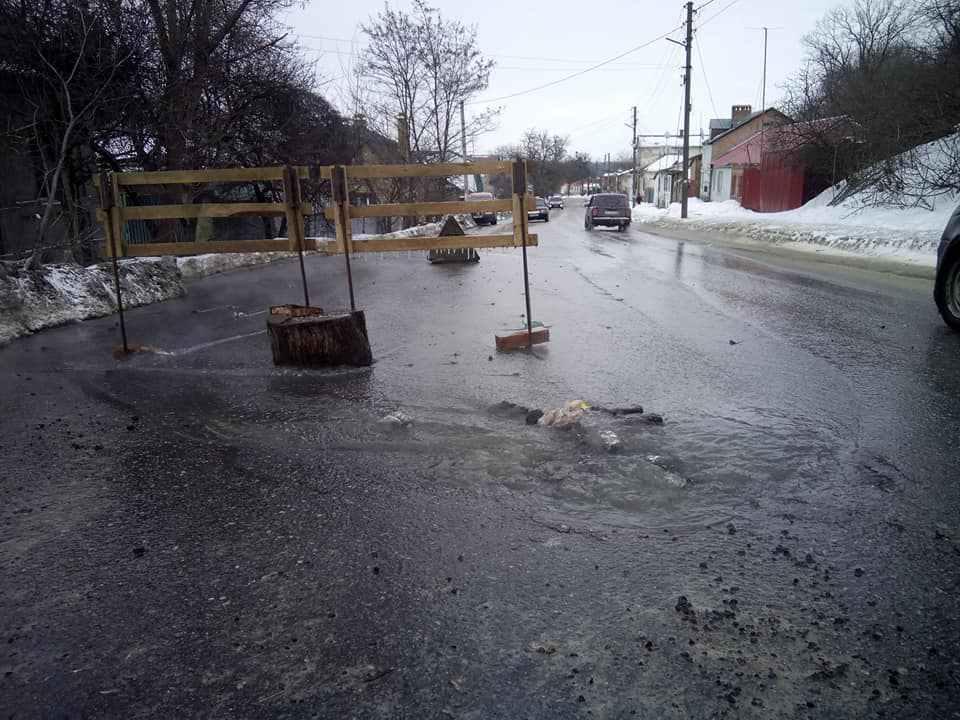 На Шоломці смердить і струмує потужно вода. ФОТО. ОНОВЛЕНО