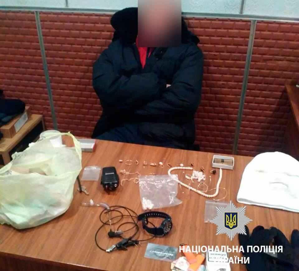 На Полтавщині крадій викрав з будинку ювелірні вироби та гроші. ФОТО