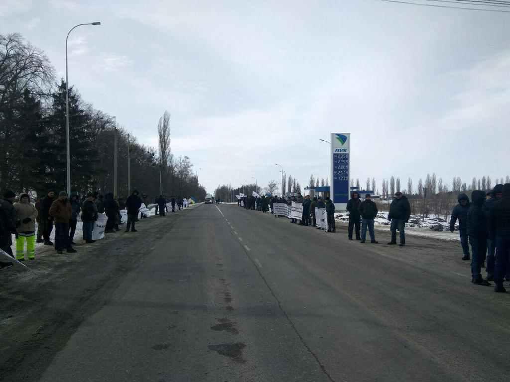 На Полтавщини мітингувальники перекривали рух на автодорозі Київ-Харків. ФОТО