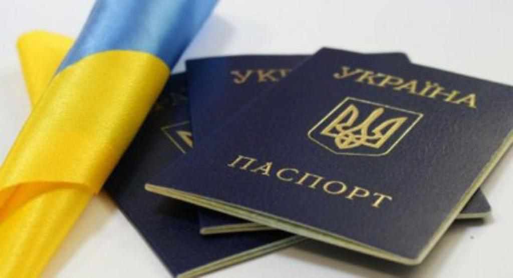 Кабмін заборонив оформляти паперові паспорти громадянина України
